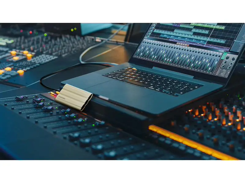 Picture of Samsung Portable SSD T7 Shield USB 3.2 Gen 2, 1 TB Black
